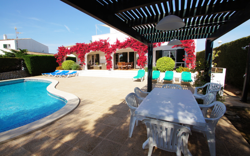 Outdoor seating area in villa to rent in Menorca